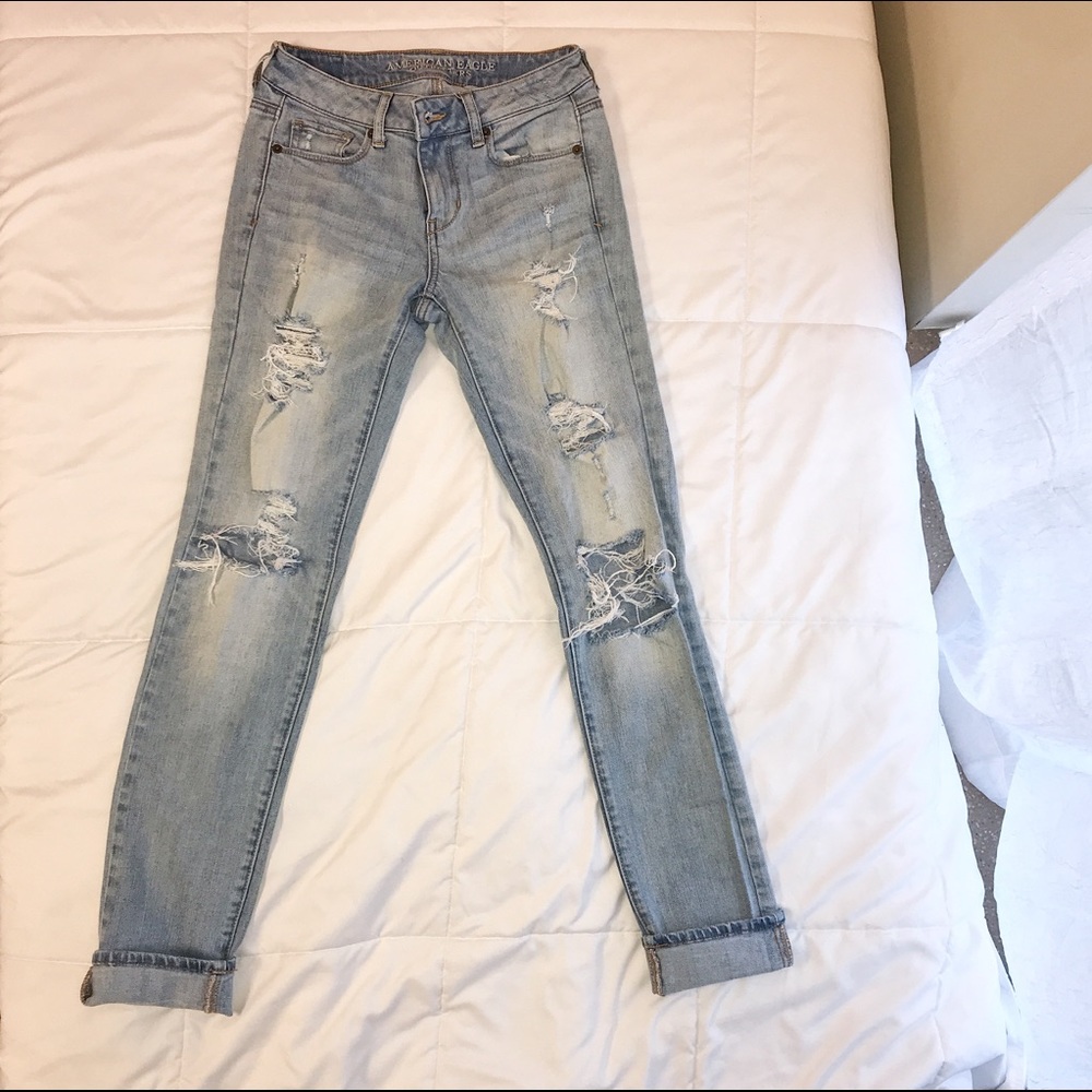 American Eagle ripped light wash skinny jeans